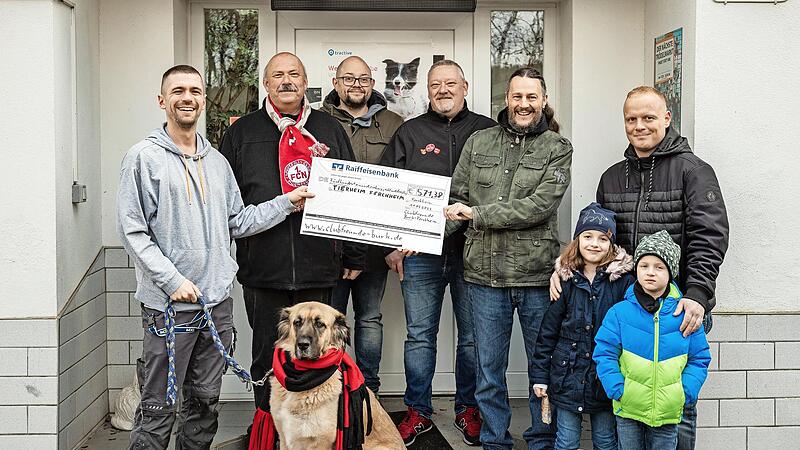 Die Clubfreunde &uuml;bergaben den Spendenschewck an das Tierheim ( v.&nbsp;l.): Andreas Hellmann (Zweiter Vorsitzender Tierheim Forchheim) mit Hund Mira, G&uuml;nther Stilkerich (Vorsitzender Clubfreunde Burk-Forchheim), Frank Ma&szlig;em (Beisitzer Clubfreunde), Mat...