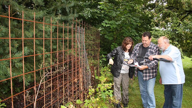 Hier war kein Durchkommen: Die Ailsbacher Gabi Hummel, Jürgen Hummel und Wolfgang König (von links) forderten schon 2010 in einem FT-Bericht einen freien Zugang zur Natur von ihrer Siedlung aus. Passiert ist seither nichts, beklagt Gemeinderat Gio...