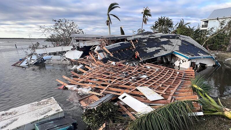 Der Rekord-Wirbelsturm hinterlässt in Florida eine Spur der Verwüstung und 2,6 Millionen Haushalte ohne Strom. Das Bild zeigt die  Pine Island Road in Matlacha in Florida.