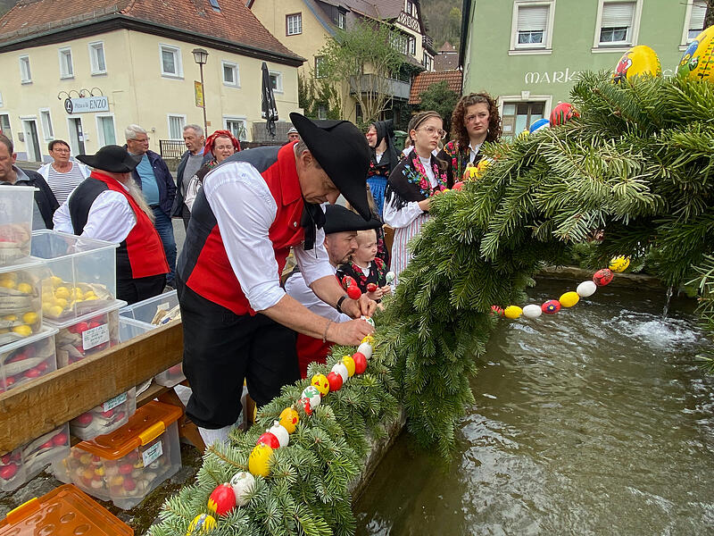 Ein besonderes Highlight in der Fr&auml;nkischen Schweiz ist das Schm&uuml;cken des Osterbrunnens in Muggendorf.