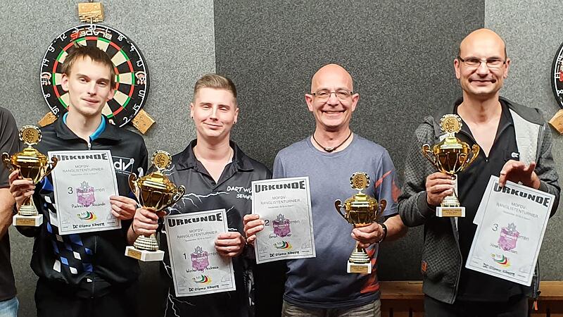 Bei den Dartturnieren des DC Gipsy Ebern ist Ricardo Pietreczko (links), hier 2019 beim Ranglistenturnier, seit Jahren Stammgast. Auch zu den Gipsy Open an diesem Samstag kommt Frankens Dartprofi vorbei. Bei den Dartturnieren des DC Gipsy Ebern ist Ricardo Pietreczko (links), hier 2019 beim Ranglistenturnier, seit Jahren Stammgast. Auch zu den Gipsy Open an diesem Samstag kommt Frankens Dartprofi vorbei.