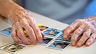 Alzheimer ist die häufigste Form der Demenz. Es ist eine Krankheit des Gehirns, bei der die Nervenzellen absterben.