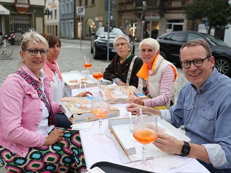 Aperol spritz und Pizza von nebenan – so genossen die Familien Brehm und Beyer-Zietz das Konzert „Sinfonie rockt den Markt“.