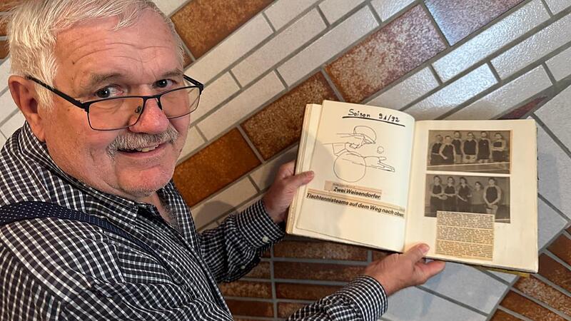 Gründungsmitglied Günter Fuchsbauer ist heute noch in der Abteilungsleitung. Die Chronik der Tischtennisabteilung in Weisendorf wurde sorgfältig geführt.