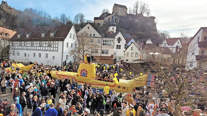 Der Faschingsumzug f&uuml;hrt durch die Altstadt.