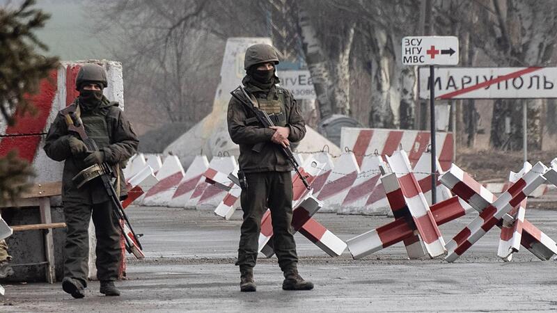 Ukrainische Soldaten stehen Ende Januar im Mariupol an einem Kontrollpunkt nahe der Trennlinie zu den prorussischen Rebellen. "Es ist eine beängstigende Atmosphäre", sagt Roman Konovalov.