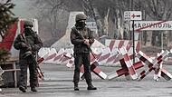 Ukrainische Soldaten stehen Ende Januar im Mariupol an einem Kontrollpunkt nahe der Trennlinie zu den prorussischen Rebellen. "Es ist eine beängstigende Atmosphäre", sagt Roman Konovalov.
