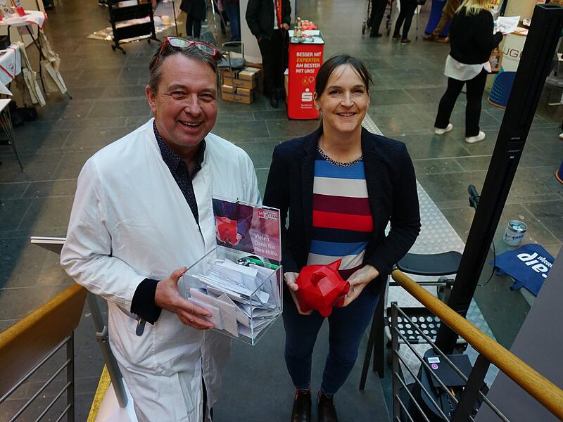 Jürgen Gschossmann und  Jessica Nickel von „Franken Helfen  Franken“ sind bereit  für die Auslosung der Gewinner.