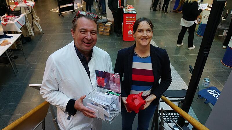 Jürgen Gschossmann und  Jessica Nickel von „Franken Helfen  Franken“ sind bereit  für die Auslosung der Gewinner.