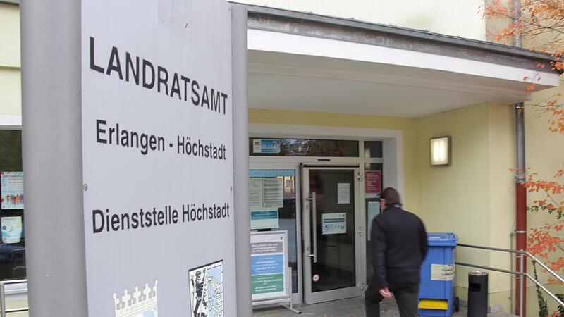 Das Geb&auml;ude des Landratsamts Erlangen-H&ouml;chstadt am H&ouml;chstadter Schlossberg ist in die Jahre gekommen.