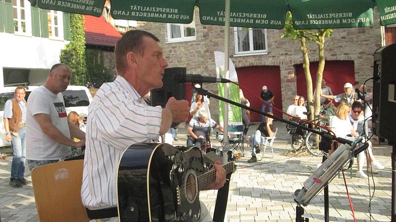Männix und seine Songs und Kompositionen wirken wie ein Magnet und ziehen Publikum aus der ganzen Nahregion an, von Gräfendorf bis Aura und wahrscheinlich auch Oehrberg. Männix und seine Songs und Kompositionen wirken wie ein Magnet und ziehen Publikum aus der ganzen Nahregion an, von Gräfendorf bis Aura und wahrscheinlich auch Oehrberg.
