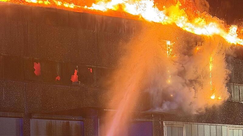 Lichtenfels: Großbrand schockt Anwohner und Mitarbeiter - "beängstigend" Lichtenfels: Großbrand schockt Anwohner und Mitarbeiter - "beängstigend"