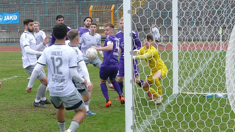 Mit f&uuml;nf Neuen um Sebastian Valdez (vorne) versuchte es Jan Gernlein in Augsburg. F&uuml;r den FC Eintracht sprang aber erneut kein Punktgewinn heraus.