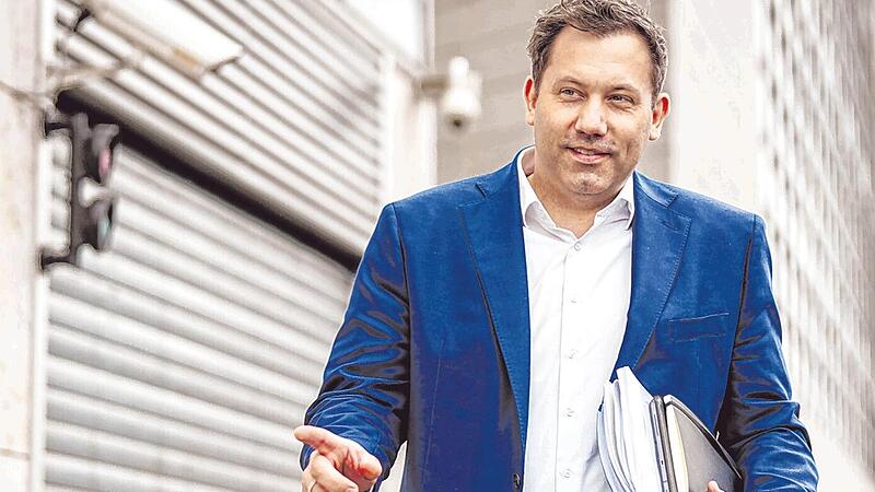 SPD-Fraktions- und Bundesvorsitzender Lars Klingbeil kommt gut gelaunt zur CDU-Parteizentrale, dem Konrad-Adenauer-Haus, um dort die Koalitionsverhandlungen mit der Union fortzusetzen.