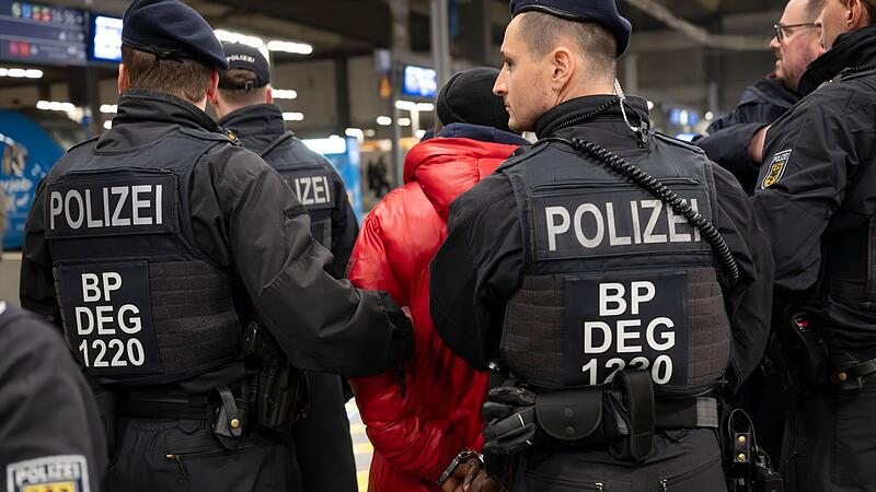 Bundespolizei kontrolliert gewaltbelastete Bahnhöfe Bundespolizei kontrolliert gewaltbelastete Bahnhöfe