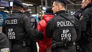 Bundespolizei kontrolliert gewaltbelastete Bahnhöfe Bundespolizei kontrolliert gewaltbelastete Bahnhöfe