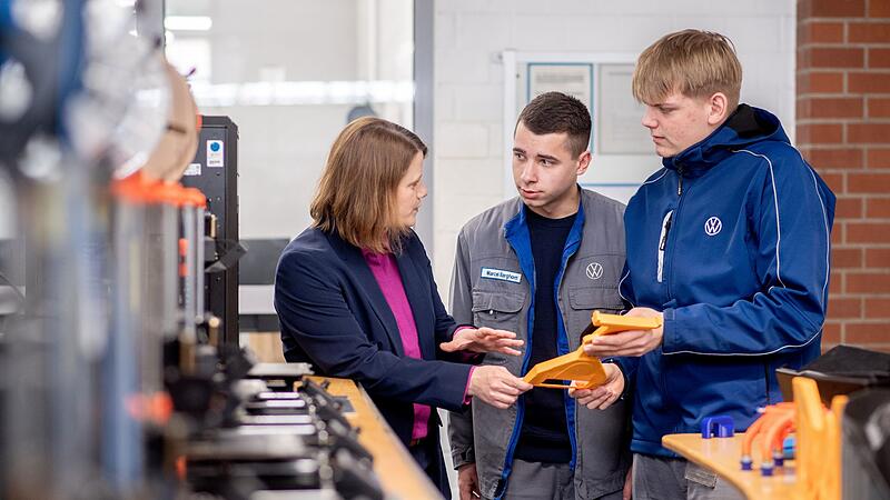 Julia Willie Hamburg bei Volkswagen in Emden Julia Willie Hamburg bei Volkswagen in Emden