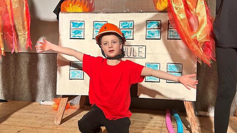 Die Minis begeisterten als Feuerwehrgarde. Die Minis begeisterten als Feuerwehrgarde.