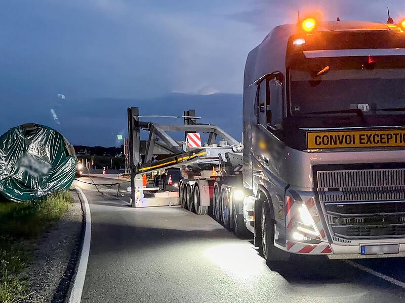 Windrad-Bauteil f&auml;llt von Schwerlasttransport