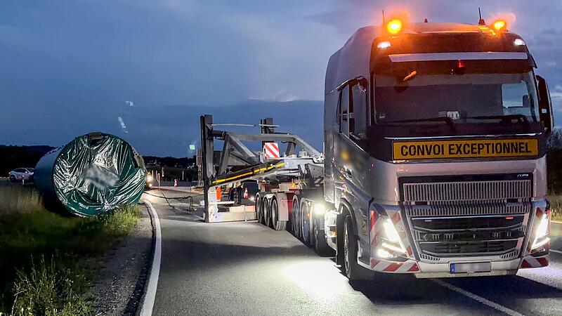 Windrad-Bauteil f&auml;llt von Schwerlasttransport