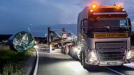 Windrad-Bauteil fällt von Schwerlasttransport Windrad-Bauteil fällt von Schwerlasttransport