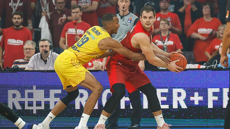 Der Ex-Bamberger Louis Olinde verteidigt im Hinspiel gegen Jaromir Bohacik. Der Tscheche im Brose-Trikot  ist  nach dem Ausfall von Amir Bell auch in Berlin als Aufbauspieler gefordert. Am vergangenen Mittwoch machte er seine Sache beim Sieg über ...