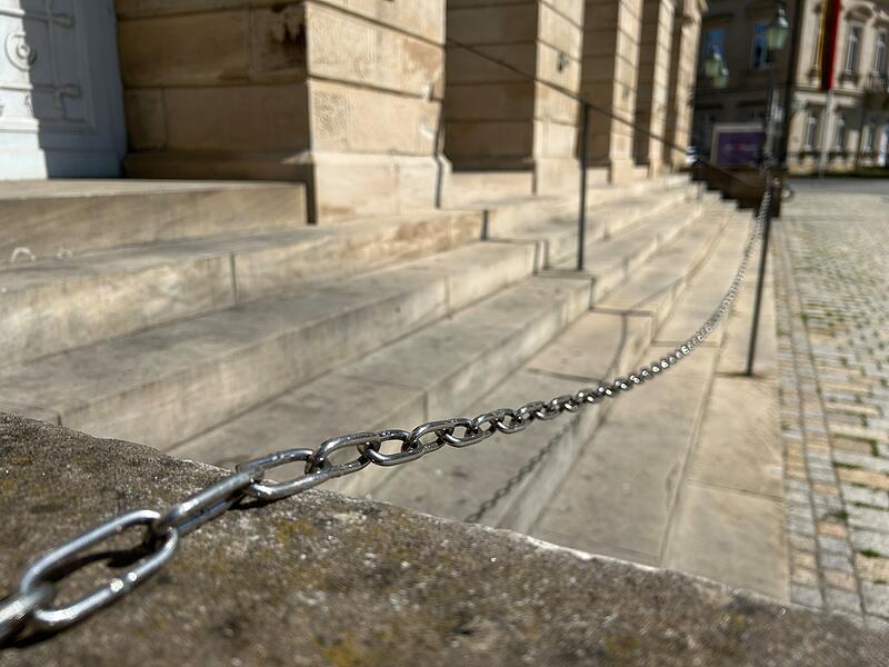 Ketten am Coburger LandestheaterKetten am Coburger Landestheater Zutritt verboten: Die Treppen am Haupteingang des Landestheaters waren ein Jahr lang mit dieser Kette abgesperrt.
