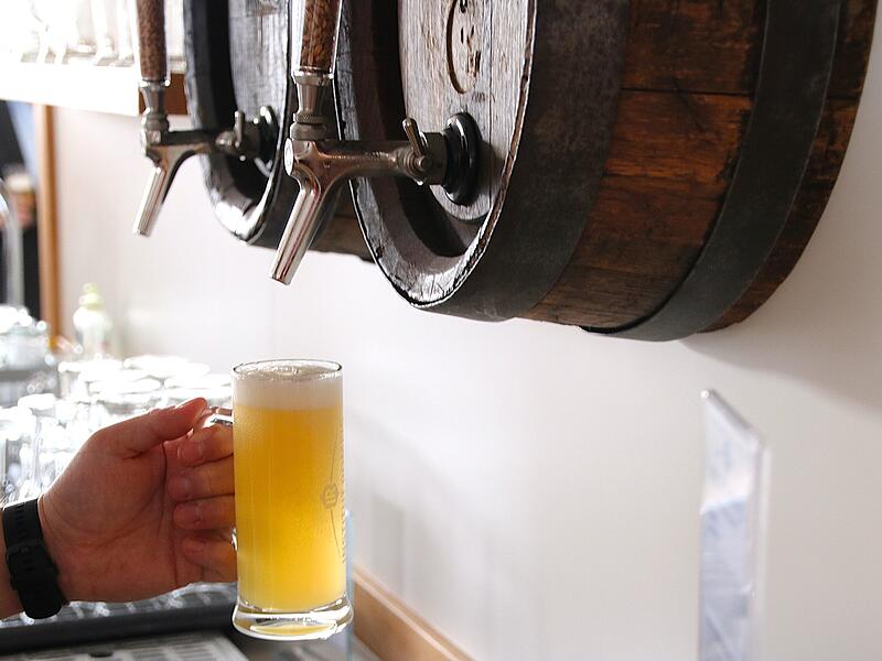 Brauwettbewerb am Institut Romeis Die Teilnehmer des Brauwettbewerbs konnten sich vom institutseigenen Bier zapfen.