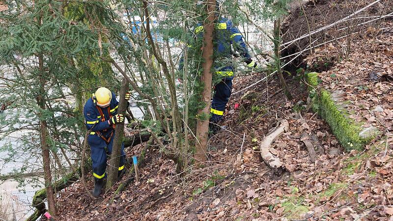 Dieses Mauerteil am Platten&auml;cker musste vom THW herausgenommen werden. Es drohte, in Richtung Stadtautobahn abzurutschen.