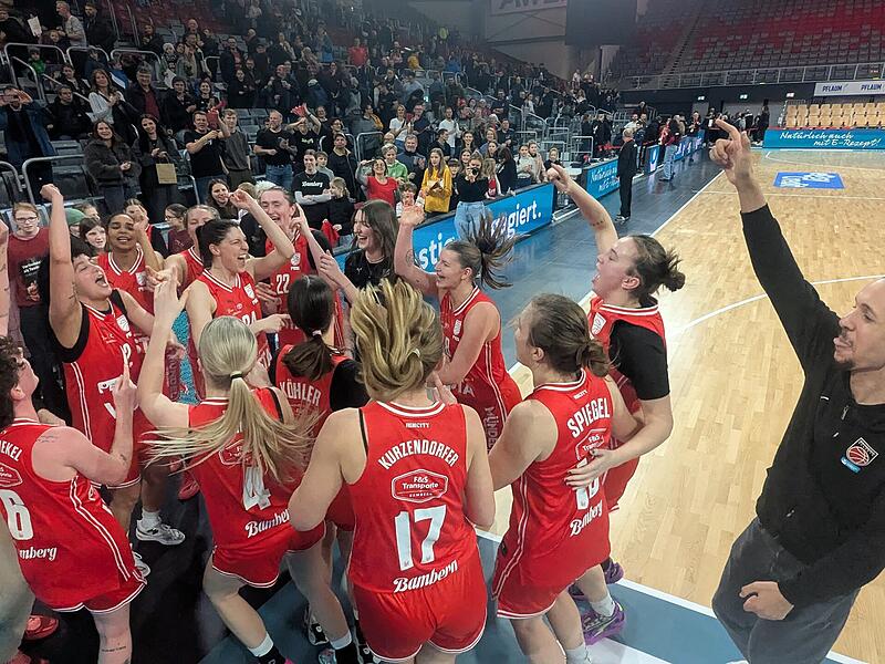Ausgelassene Stimmung bei den Baskets-Frauen nach dem &Uuml;berraschungscoup gegen Bad Homburg.