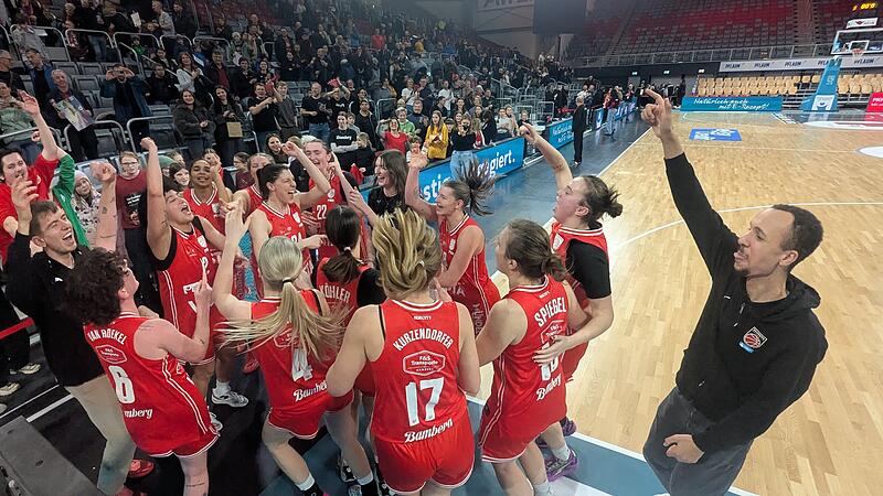 Ausgelassene Stimmung bei den Baskets-Frauen nach dem &Uuml;berraschungscoup gegen Bad Homburg.