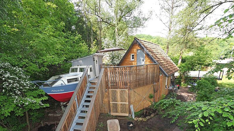 Ungew&ouml;hnlicher Anblick: Die &bdquo;Nautilus&ldquo; steht mitten im Gr&uuml;nen auf dem Campingplatz neben dem Waldbad.