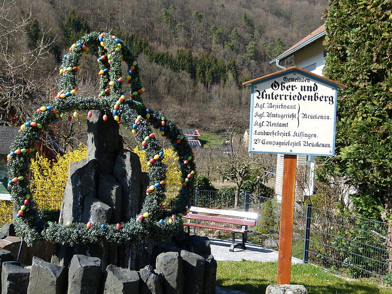 Dorfbrunnen von Riedenberg: vom Obst- und Gartenbauverein geschmückt