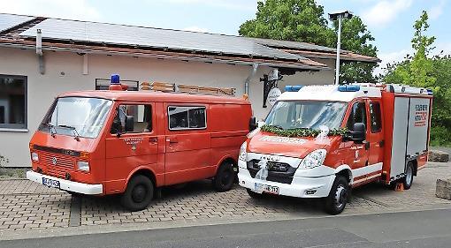 Altes und neues Fahrzeug nebeneinander.