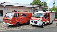Altes und neues Fahrzeug nebeneinander. Altes und neues Fahrzeug nebeneinander.