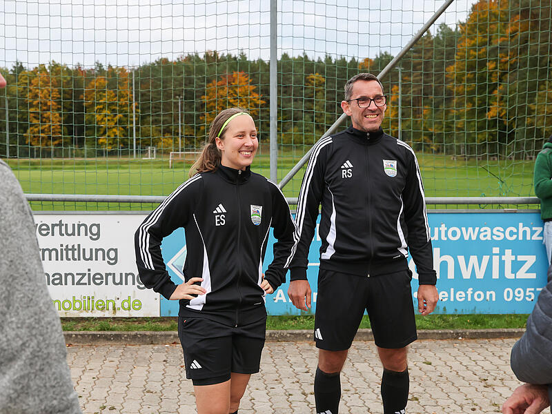 Familienduo auf dem Platz: Emma Sagasser und ihr Vater Rainer sind seit fünf Jahren Schiedsrichter.