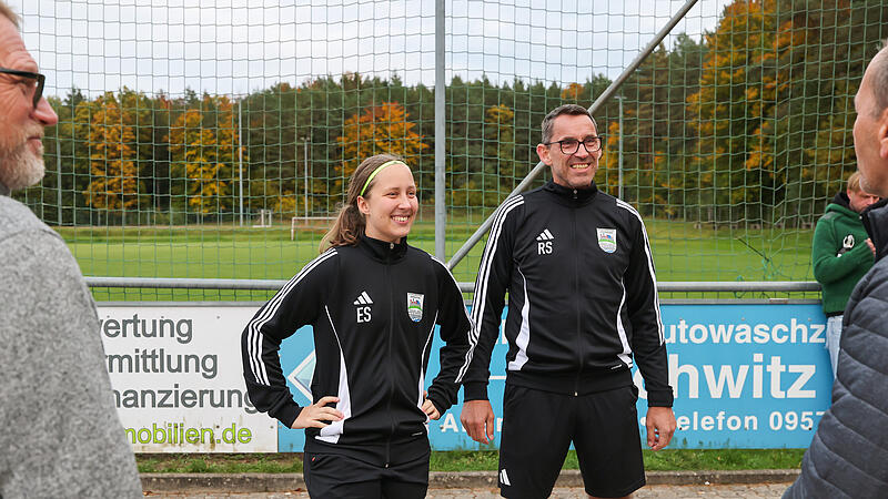 Familienduo auf dem Platz: Emma Sagasser und ihr Vater Rainer sind seit f&uuml;nf Jahren Schiedsrichter.