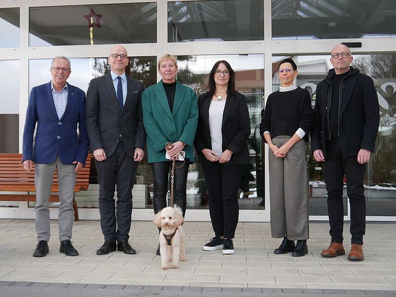 Landrat Emil Müller, OB Dirk Vogel, Elke Seiler von SWB Wohnstift, Direktorinnen Katharina Benkert und Grit Eiteljörge sowie SWB Wohnstift-Geschäftsführer Hubertus Seidler. Landrat Emil Müller, OB Dirk Vogel, Elke Seiler von SWB Wohnstift, Direktorinnen Katharina Benkert und Grit Eiteljörge sowie SWB Wohnstift-Geschäftsführer Hubertus Seidler.