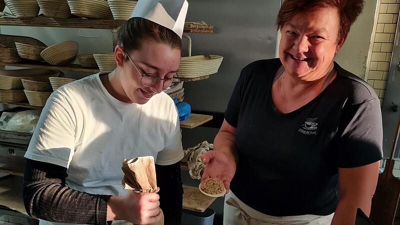 Trotz Krise sind Chefin Susanne Mayr (rechts) und ihre Auszubildende Jasmin Kleilein mit Freude bei der Arbeit. In der Backstube der Bad Staffelsteiner B&auml;ckerei werden gerade Lebkuchen hergestellt.