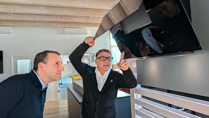 Die Deutschlandzentrale von Falmec, eines italienischen Herstellers von Dunstabzugshauben, sitzt in Adelsdorf im Landkreis Erlangen-Höchstadt. Sie wird arbeitsteilig geleitet von Ahmet Haskic und Ronny Müller (von links).