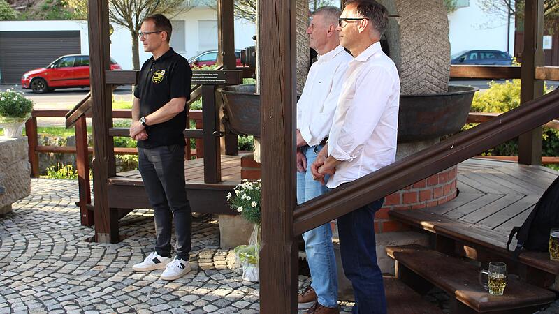 Michael Sch&auml;fer, J&uuml;rgen Pfister und Stefan Richter (v.l.) bei der Einweihung des Kollergangs im Georgi-Kurpark in Bad Br&uuml;ckenau.