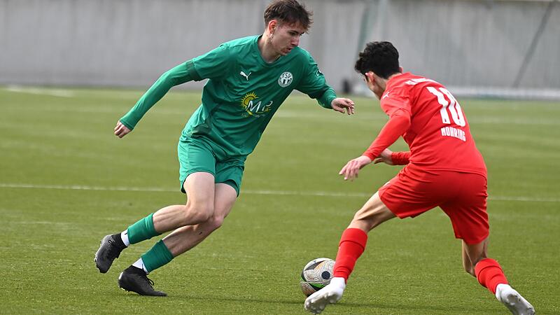Der Neudrossenfelder Kilian Schwabe (links) hatte in Hof eine gute Chance, scheiterte aber am Bayern-Torwart.