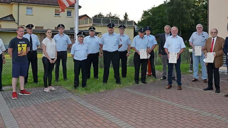 Im Bild von links: Pfarrer Michael Foltin, Neumitglied Marcel Schulte, Kreisbrandinspektor Harald Schnappauf, Neumitglied Lena Dawel, Andr&eacute; Karl, stellv. Kommandant Thorsten Fiedler, Kommandant Dirk Raupach, stellv. Kommandant Jan Barcsik, Vorsitzender Dirk Kreul, Ehrenmitglied Werner G&uuml;nther, Michael Kie&szlig;ling (20 Jahre aktiv), Hans-Ulrich Stark, Edgar L&ouml;ffler, Hubert Langer, Hans Parnickel und B&uuml;rgermeister Rainer Detsch