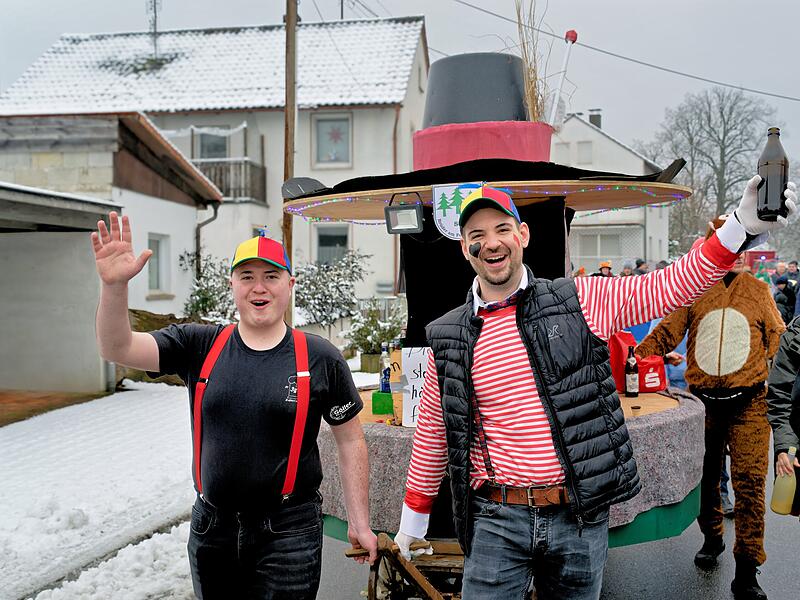 Trotz Schneefall herrschte beim Kinderfaschingsumzug in Ro&szlig;dorf eine super Stimmung.