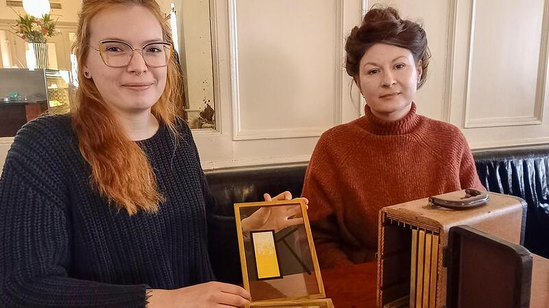 Christin Kummerer (links) und Julia Abramowicz mit ihrem geheimnisvollen Musterkoffer.