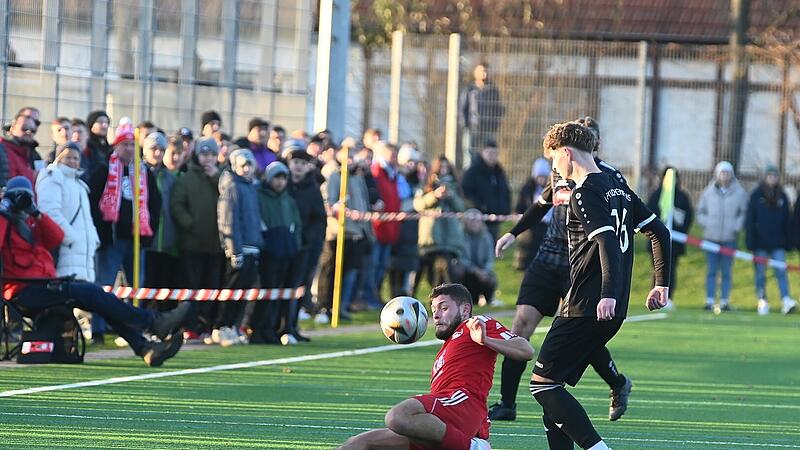 Verbissenes Duell: Der Coburger Cristian Fischer (links) im Zweikampf mit Tim Hartmann.