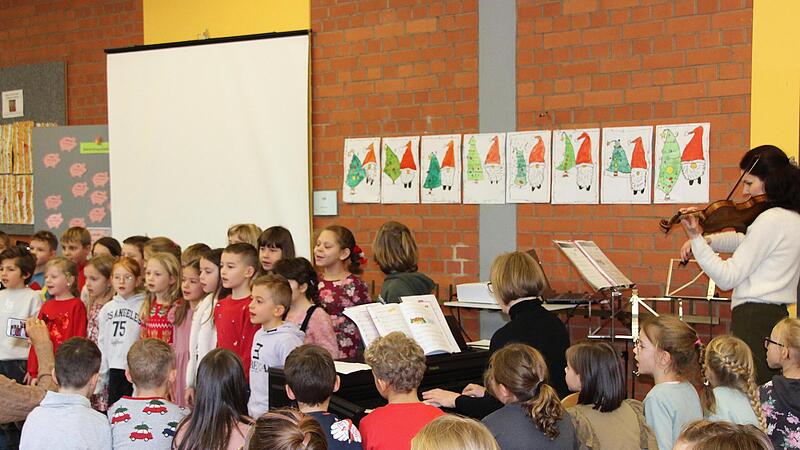 Zahlreiche Eltern, Großeltern und Freunde, die mit Applaus nicht geizten, fanden sich zum vorweihnachtlichen Konzert der Grundschule in Fuchsstadt ein. Zahlreiche Eltern, Großeltern und Freunde, die mit Applaus nicht geizten, fanden sich zum vorweihnachtlichen Konzert der Grundschule in Fuchsstadt ein.