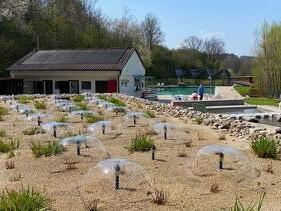 Filterbecken mit Regenschirmen und Wasserlauf für Kleinkinder im Freibad Autenhausen