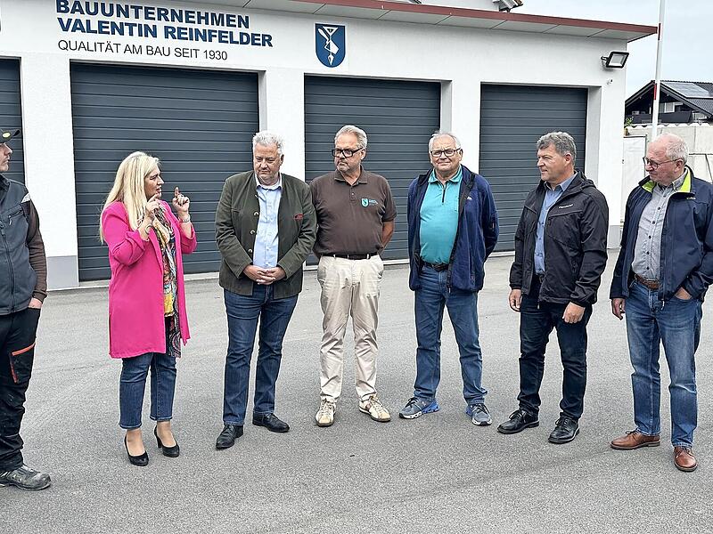 Zum bayernweiten „Tag der Ausbildung“ haben Landtagsabgeordnete Melanie Huml (3.v.l.) und der Präsident der Handwerkskammer für Oberfranken Matthias Graßmann (4.v.l.) das Bauunternehmen Reinfelder in Oberhaid besucht. Zum bayernweiten „Tag der Ausbildung“ haben Landtagsabgeordnete Melanie Huml (3.v.l.) und der Präsident der Handwerkskammer für Oberfranken Matthias Graßmann (4.v.l.) das Bauunternehmen Reinfelder in Oberhaid besucht.