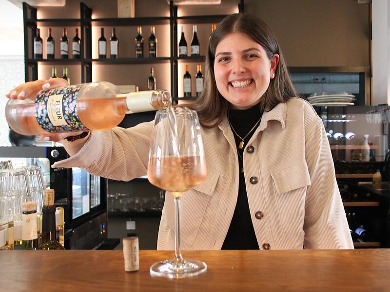 Melanie Ebersberger l&auml;sst in der neuen Vinothek Flaxa in Erlangen ihre franz&ouml;sischen Wurzeln aufleben. Mit der eigenen Gastronomie hat sich die Hotelfachfrau einen Lebenstraum erf&uuml;llt.